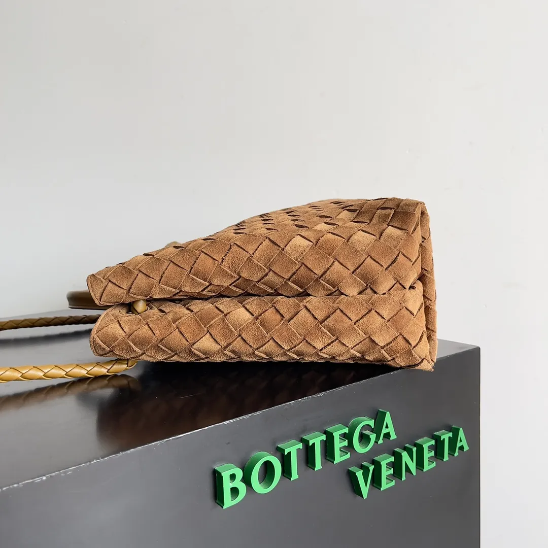 The 2023 new Andiamo batch of 2360 BV has been shipped‼ ️Really popular🔥The new Andiamo woven handbag launched by Bottega Veneta this season is really popular all over the world! ! Celebrities at home and abroad have worn it, and Oscar-winning actress Michelle Yeoh has taken it out on the street. Song Jia, Trai Yara, Yu Feihong, Sanji Ayaka, Rosie Hunting-Whiteley, Yoshioka Riho, etc. have all picked up this bag. It is classic and versatile, showing off its temperament, and the bag capacity is also large, which is very convenient for daily commuting! ! A variety of carrying methods, the shoulder straps can be adjusted by yourself, the original lambskin feels soft and delicate, and the unisex style breaks the gender boundaries and brings a more practical and long-lasting use experience. Andiamo, which has both elegant and casual styles, perfectly interprets the true appearance of "fashionable old money style". Style number: 743572 Size: 32*24*12